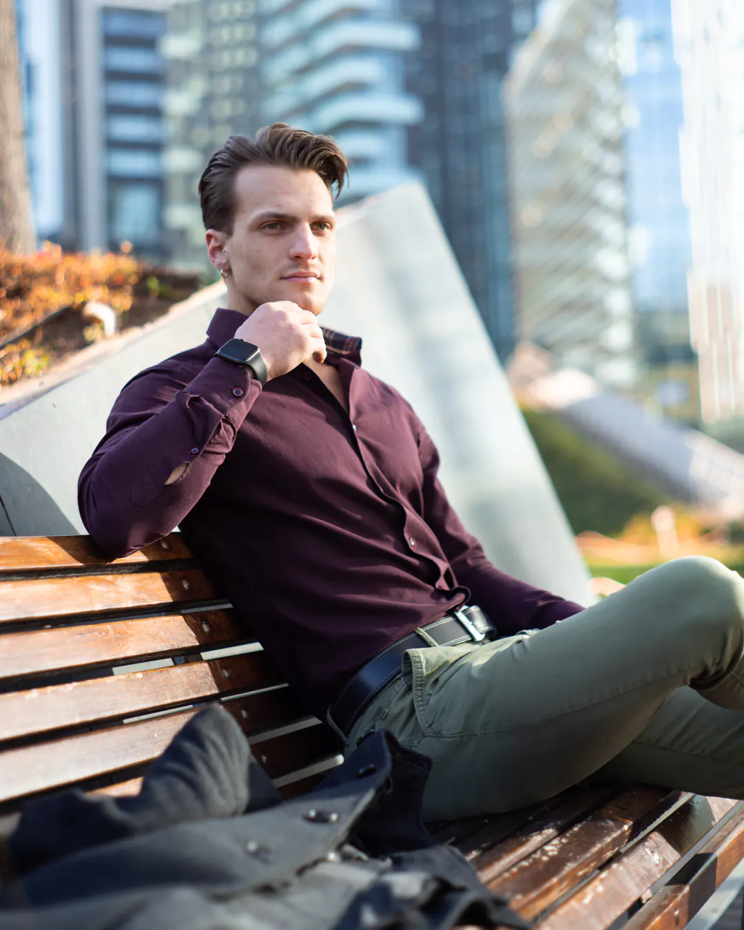 Ritratto uomo con look moderno, naturalezza e confidenza